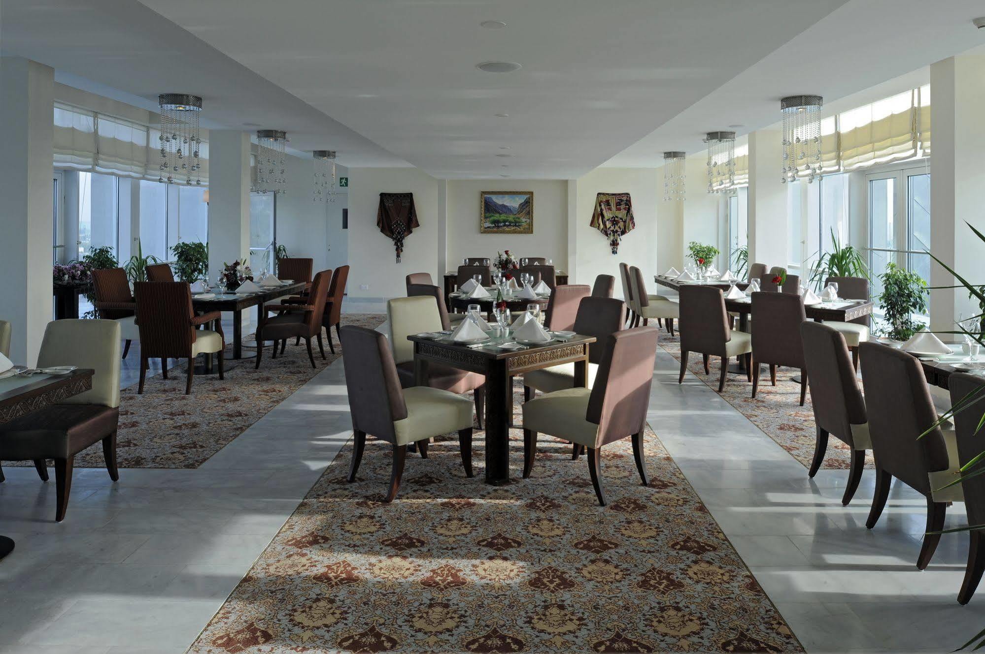 Dushanbe Serena Hotel Esterno foto